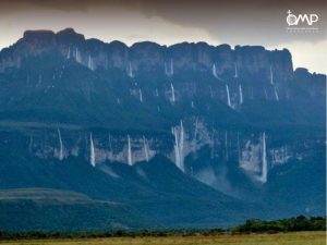 Vista del majestuoso Auyan-tepuy desde Kamarata